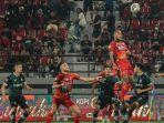 bek-bali-united-leonard-tupamahu-meloncat-lebih-tinggi.jpg