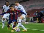 bek-barcelona-asal-amerika-sergino-dest-kiri-bersaing-memperebutkan-bola.jpg