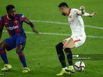 bek-barcelona-asal-prancis-samuel-umtiti-menantang-pemain-depan-sevilla-maroko-youssef-en-nesyri.jpg