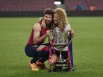 bek-barcelona-gerard-pique-kiri-dan-istrinya-penyanyi-kolombia-shakira.jpg
