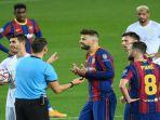 bek-barcelona-gerard-pique-tengah-berdebat-dengan-wasit-swiss.jpg