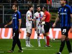bek-barcelona-spanyol-marcos-alonso-kiri-belakang-dan-gelandang-spanyol-barcelona-sergio-busquets.jpg