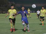 bek-barito-putera-dandi-maulana-kiri-melakukan-pengawalan-terhadap-pemain-psis-semarang.jpg