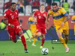 bek-bayern-munich-asal-austria-david-alaba-dengan-penyerang-tigres-andre-pierre-gignac.jpg