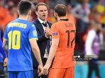 bek-belanda-daley-blind-kanan-disambut-oleh-pelatih-belanda-frank-de-boer.jpg
