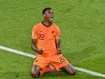 bek-belanda-denzel-dumfries-merayakan-setelah-mencetak-gol-ketiga-atas-ukraina.jpg