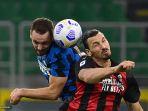 bek-belanda-inter-milan-stefan-de-vrij-kiri-memperebutkan-bola-dengan-ibrahimovic.jpg