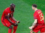 bek-belgia-thomas-meunier-merayakan-dengan-penyerang-belgia-romelu-lukaku.jpg