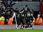 bek-bournemouth-marcos-senesi-merayakan-dengan-rekan-setimnya-setelah-mencetak-gol.jpg