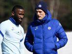 bek-chelsea-antonio-rudiger-berbincang-dengan-pelatih-chelsea-thomas-tuchel.jpg