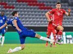 bek-chelsea-asal-denmark-andreas-christensen-kiri-bertarung-memperebutkan-bola.jpg