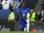 bek-chelsea-asal-inggris-trevoh-chalobah-berlutut-untuk-mendukung-kampanye-black-lives-matter.jpg