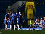 bek-chelsea-asal-inggris-trevoh-chalobah-melakukan-selebrasi-dengan-rekan-satu-timnya.jpg
