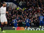 bek-chelsea-reece-james-tengah-merayakan-dengan-rekan-satu-timnya.jpg