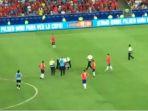 bek-cile-gonzalo-jara-melakukan-tekel-ke-penyusup-copa-america-2019.jpg