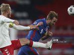 bek-denmark-simon-kjaer-kiri-menantang-striker-inggris-harry-kane-kanan.jpg