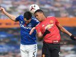 bek-everton-inggris-michael-keane-dengan-anthony-martial.jpg