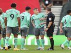 bek-everton-lucas-digne-tengah-menerima-kartu-kuning-dari-wasit-inggris-kevin-friend.jpg