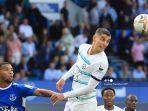 bek-everton-mason-holgate-kiri-berebut-bola-dengan-gelandang-chelsea-kai-havertz.jpg