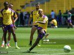 bek-fiorentina-asal-brazil-2-dodo-menendang-bola.jpg