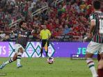 bek-fluminense-marcelo-mengoper-bola-saat-menghadapi-al-ahly.jpg