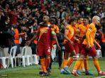 bek-galatasaray-asal-brasil-marcao-kiri-melakukan-selebrasi-bersama-rekan-setimnya.jpg