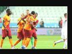bek-galatasaray-marcao-ditahan-para-rekannya-saat-terlihat-emosi.jpg