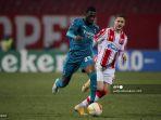bek-inggris-ac-milan-fikayo-tomori-kiri-bertarung-memperebutkan-bola-dengan-lawannya.jpg
