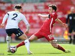 bek-inggris-aston-villa-matty-cash-kiri-bersaing-dengan-striker-liverpool-portugis-diogo-jota.jpg