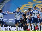 bek-inggris-brighton-dunk-2-l-merayakan-mencetak-gol.jpg