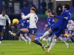 bek-inggris-chelsea-ben-chilwell-melakukan-tendangan-melebar-saat-pertandingan.jpg
