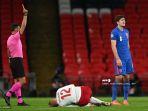 bek-inggris-harry-maguire-kanan-mendapat-kartu-merah-saat-lawan-denmark.jpg