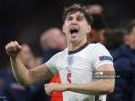 bek-inggris-john-stones-merayakan-dengan-para-penggemar.jpg