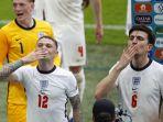 bek-inggris-kieran-trippier-kiri-dan-bek-inggris-harry-maguire-menyapa-para-pendukung.jpg