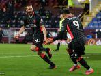 bek-inggris-liverpool-nathaniel-phillips-kiri-merayakan-gol-kedua-the-reds.jpg