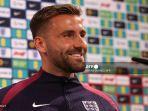 bek-inggris-luke-shaw-berbicara-selama-konferensi-pers-sebelum-lawan-belanda.jpg