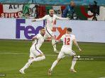 bek-inggris-luke-shaw-tengah-melakukan-selebrasi-setelah-mencetak-gol-di-final-euro-2021.jpg