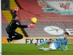 bek-inggris-manchester-city-john-stones-mencetak-gol-tetapi-ke-gawang-alisson.jpg