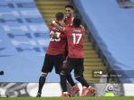 bek-inggris-manchester-united-luke-shaw-kiri-merayakan-gol-kedua-timnya.jpg
