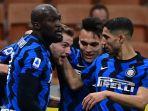 bek-inter-milan-asal-slovakia-milan-skriniar-2ndl-merayakan-bersama-rekan-satu-timnya.jpg