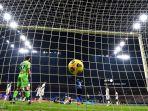 bek-inter-milan-asal-slovakia-milan-skriniar-tak-terlihat-menembak-dan-mencetak-gol.jpg