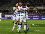 bek-inter-milan-italia-matteo-darmian-merayakan-tengah-dengan-rekan-setimnya.jpg