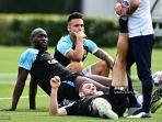 bek-inter-milan-stefan-de-virj-bawah-sedang-meregankan-kakinya.jpg