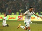 bek-irak-ali-faez-merayakan-kemenangan-timnya-dalam-pertandingan.jpg