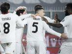 bek-italia-ac-milan-davide-calabria-2ndl-merayakan-bersama-rekan-setimnya.jpg