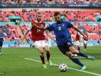 bek-italia-francesco-acerbi-kanan-ditandai-oleh-gelandang-austria-konrad-laimer.jpg