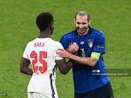 bek-italia-giorgio-chiellini-kanan-menyapa-gelandang-inggris-bukayo-saka.jpg