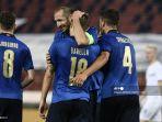 bek-italia-giorgio-chiellini-memberi-selamat-kepada-nicolo-barella.jpg
