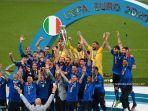 bek-italia-giorgio-chiellini-tengah-mengangkat-trofi-kejuaraan-eropa-selama-presentasi.jpg