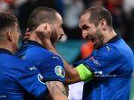 bek-italia-leonardo-bonucci-tengah-merayakan-dengan-bek-italia-giorgio-chiellini.jpg